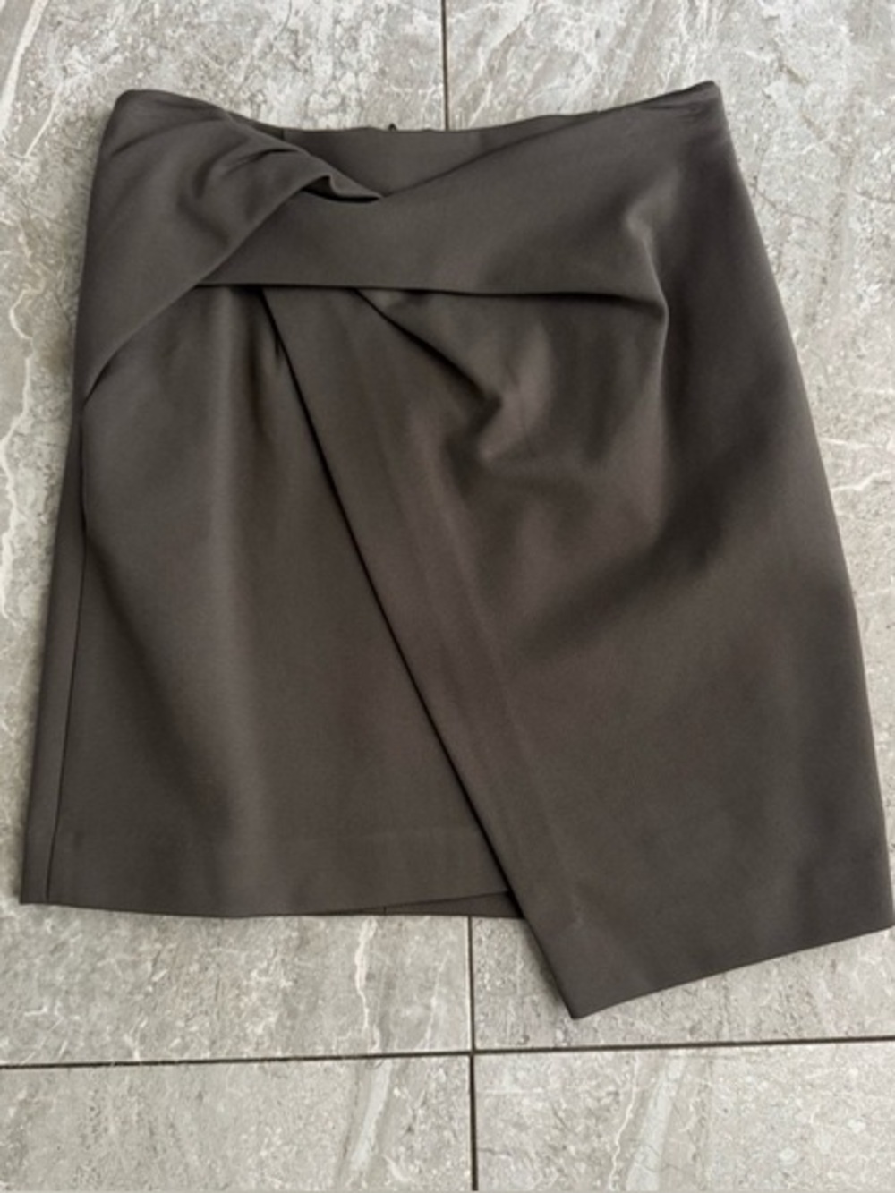 Aritzia Babaton Women’s Twist Front Skirt in Charcoal